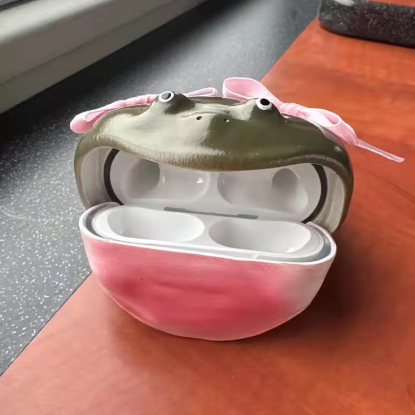 Froggy Airpod Case™ (with bows)
